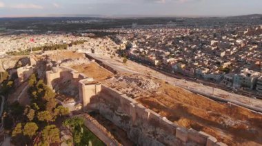 Panoramik Sanliurfa şehir manzaralı tarihi Urfa Kalesi 'nin insansız hava aracı görüntüsü, antik kaleler, Ortadoğu mirası. Antik kültür.