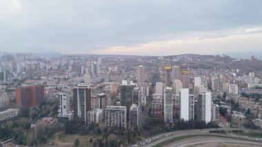 Tiflis Georgia 'daki Saburtalo bölgesinin gökyüzü manzarası. Modern apartmanlar, emlak piyasası büyümesi, kentsel genişleme, konut ve ticari kalkınma olanakları.