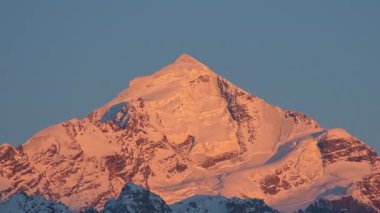 Tetnuldi dağ zirvesini kapatın. Büyük Kafkasya, Georgia Svaneti 'de parlak günbatımı parıltısıyla aydınlanan, keskin kar sırtı, kış alp manzarası ve akşam rengi gradyanı.