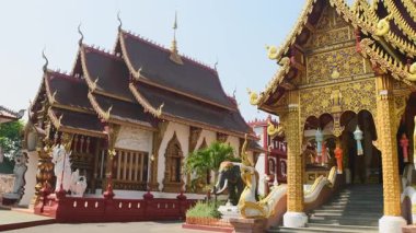 Chiang Mai, Tayland - 16 Mart 2024: Chiang Mai 'deki Wat Saen Mueang Ma Luang Budist Tapınağı manzaralı altın cepheli, efsanevi heykeller, zengin Lanna tasarımı