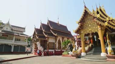 Chiang Mai, Tayland - 16 Mart 2024: Chiang Mai 'deki Wat Saen Mueang Ma Luang Budist tapınağını ziyaret eden bir grup turist. Popüler seyahat ziyaret hedefi