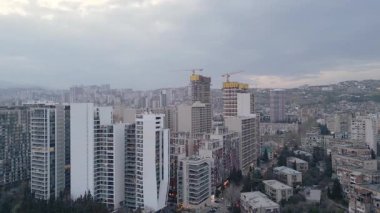 Tiflis Georgia 'daki Saburtalo bölgesinin gökyüzü manzarası. Modern apartmanlar, emlak piyasası büyümesi, kentsel genişleme, konut ve ticari kalkınma olanakları.