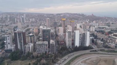Gürcistan 'ın başkenti Tiflis' te sonbahar manzaralı bir gayrimenkul inşa cephesi. Mülk büyük şehir geliştirme panoraması güneşli bir günde