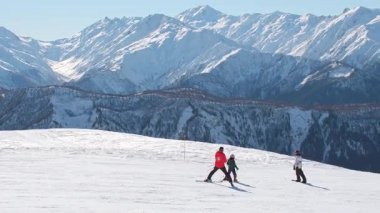 Mestia, Gürcistan - 11 Ocak 2025: Gürcü erkek kayak hocası kayak dersi veriyor. Profesyonel kayak rehberliği, kış sporları eğitimi, eski teknik, çocukluk gelişimi