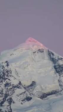 Dramatik hızlı çekim manzarası Majestic Tetnuldi 'nin son gün batımında gün batımında parlayan, günden geceye hızla yaklaşan görüntüsü. Gündüzden geceye zaman geçtikçe