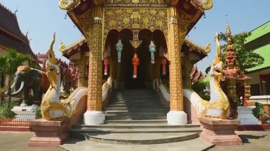 Chiang Mai, Tayland - 16 Mart 2024: Chiang Mai 'deki Wat Saen Mueang Ma Luang Budist Tapınağı' na bakın altın cepheli, efsanevi heykeller, zengin Lanna tasarımı