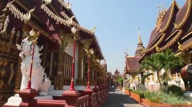 Chiang Mai, Tayland - 16 Mart 2024: Chiang Mai 'deki Wat Saen Mueang Ma Luang Budist Tapınağı manzaralı altın cepheli, efsanevi heykeller, zengin Lanna tasarımı