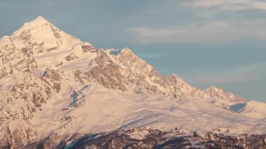 Kafkasya dağlarında karla kaplı Tetnuldi tepeleri ve kayak merkezlerinin geniş manzarası, Svaneti Georgia