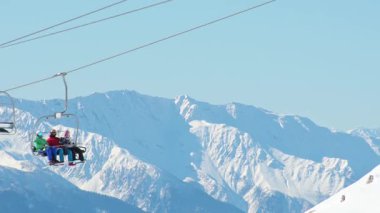Tetnuldi kayak merkezi, Gürcistan - 15 Şubat 2025: Yakın plan Snowboardcular şezlongda oturur ve Tetnuldi kayak merkezindeki kayak poz fotoğraflarına bakar.