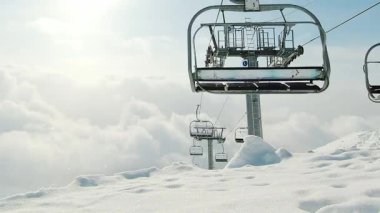 Kayak teleferiği, bulutlu gökyüzünün altında, kış Tetnuldi tatil köyü Svaneti Georgia 'da, Taze kar altında hızla ilerliyor.