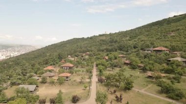 Tiflis 'teki Giorgi Chitaia Açık Hava Etnoğrafya Müzesi' nde havadan eski geleneksel Gürcistan mimari ahşap evler sergilendi. Tiflis Tepeleri Vake Bölgesi 'ndeki kültürel miras alanı.