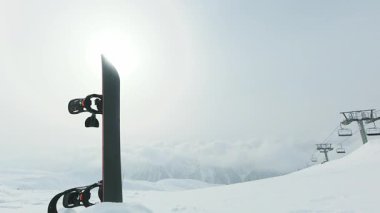 Kar kayağı, kar yağışlı, el değmemiş kar dağlarının arka planında. Kış sporları, snowboard ve seyahatle ilgili metin alanı başlığı arka planı için ideal.
