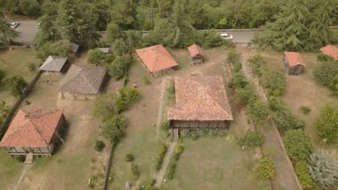 Tiflis 'teki Giorgi Chitaia Açık Hava Müzesi' nde eski geleneksel Gürcü mimari ahşap evler. Imereti, guria, aynı grelo taşınan evler mimarisi