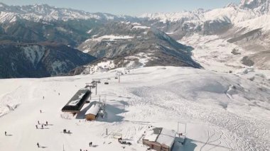 Gürcistan 'ın Svaneti bölgesindeki Tetnuldi kayak merkezinin hava manzarasında kışlık yamaçlar, gondollar ve görkemli Kafkasya dağ manzaraları görülüyor. Popüler kış kayağı tatil beldesi Avrasya