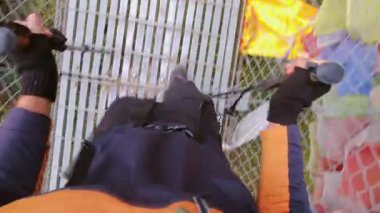 Pov Trakker 'ı kapatın ve Everest kampına giden ünlü Hillary asma metal köprüsünün üzerinden siyah bir yürüyüş yapın. EBC yürüyüşü. Himalayalar 'ın Nepal açıklarında popüler meydan okuma yürüyüşü