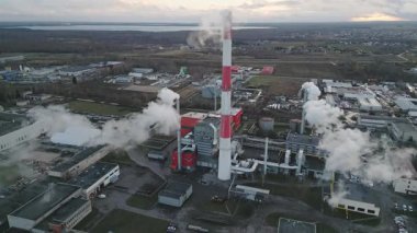 Tiflis, Gürcistan - 1 Temmuz 2025: Tiflis 'teki Fabrika pansiyonunun ön cephesine canlı sarı bir tabela ve endüstriyel ve kültürel motifleri tasvir eden Sovyetlere ait temel yardım çalışmaları ile yakından bakın 