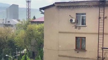 Alışılmadık kar yağışı ya da sıcak bir bahar günü gökten düşen buzlu yağış gerçek üstü kış ve baharı esir alıyor. Güçlü görsel metafor mevsimleri değiştiriyor, iklim öngörülemez, küresel ısınma