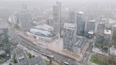 Vilnius, Litvanya - 28 Kasım 2024: Hava hipervanesi Merkezi İş Bölgesi hızla gelişmekte olan Vilnius, Litvanya