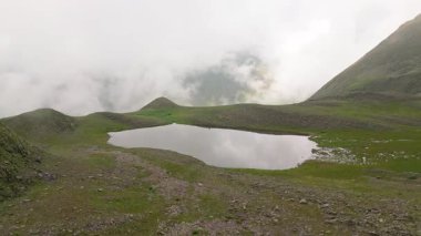 Gürcistan 'daki Alp Sakori Gölü havacılık manzaralı. Yürüyüş rotası - Kafkasya dağlarında saklı mücevher. Chiaukhi massif. Daha büyük kafkaslar. Chokhi - Sakori Gölü İzi Konsepti