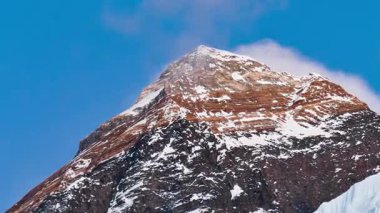 Everest Tepesi 'nin bulutların hareketleriyle kaplı olduğu akşam yakınlaşın. Khumbu Vadisi, Solukhumbu, Sagarmatha Ulusal Parkı, Nepal. Dünyanın tepesindeyim. 8000 daha. En yüksek zirve