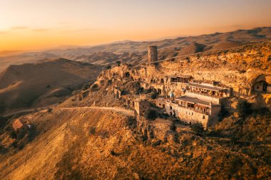 Uzak uçurumlara oyulmuş eski bir Ortodoks manastırının havadan görünüşü, Gürcistan 'daki yalnızlığı, yalnızlığı ve ruhsal inzivayı simgeliyor.