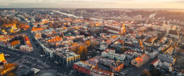 Kaunas, Litvanya - 28 Kasım 2024: günbatımında Kaunas Eski Şehir binaları havadan güzel görünüyor. Litvanya 'nın kalbi. Kaunas Belediye Binası Meydanı. Kaunas Kalesi. Aziz Francis Kilisesi Xavier