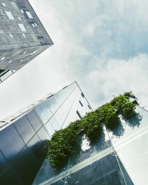 Tiflis, Gürcistan - 27 Mayıs 2025: Gürcistan 'ın Tiflis iş bölgesi Vake bölgesinin dışındaki finans merkezi binalar. Benzersiz cam cephe binaları arka plan