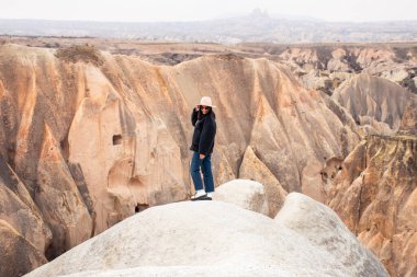Mutlu turist kız Kapadokya 'daki Kırmızı Gül Vadisi' nde doğanın tadını çıkararak Kapadokya 'yı geziyor. Gezgin gezgin etkisinde. Özgürlüğün tadını çıkar. Tasasız yaşam tarzı konsepti.
