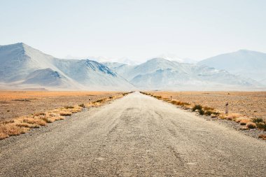 Popular the M41 ya da Pamir Highway karayolu. Motosikletçiler ve 4wd arasında popüler seyahat ve maceralı rota