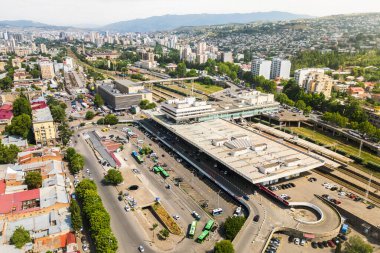 Tiflis, Gürcistan - 11 Temmuz 2025: Hava manzaralı ünlü Tiflis istasyonu meydanı ve Tiflis merkez tren istasyonu, Avrasya 'nın Kafkasya bölgesinde popüler iç ve dış kesimlerini birbirine bağlıyor