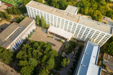 Tiflis, Gürcistan - 15 Temmuz 2025: Hava Görüşü Tiflis Devlet Tıp Üniversitesi - TSMU. Hint, İranlı, Türk, Arap vs. yabancı uyruklu öğrenciler arasında popüler eğitim merkezi