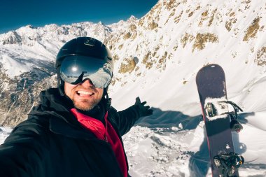 Mutlu snowboardcu, Kafkasya dağlarında kışı geçirmeden önce zirveye ulaştıktan sonra selfie çekiyor.