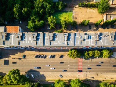 Tiflis, Gürcistan - 15 Temmuz 2025: Hava manzaralı grafiti mesajı: 
