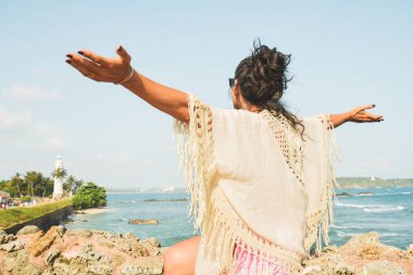 Kadın turist kollarını açmış UNESCO Galle Kalesi 'nden panoramik gözcülerin keyfini çıkarıyor. Okyanus manzaralı Galle Fort Walk konsepti. Manzara manzarası ve Sri Lanka 'da popüler bir ziyaret noktası