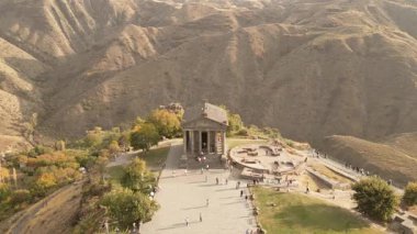 Garni Tapınağı 'nın ziyaretçileri, Garni köyündeki klasik sütunlu yapıda. Pagan tapınağı. Hristiyanlık öncesi Ermenistan 'ın sembolü. Antik Yunan tarzı.