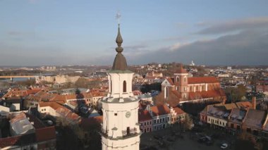 Kaunas, Litvanya - 16 Kasım 2024: Gün batımında Belediye Binası Kaunas hava indirme manzarası. Kasaba Meydanı - Eski Kasabanın kalbi. Yapı 16. yüzyıldan kalma.
