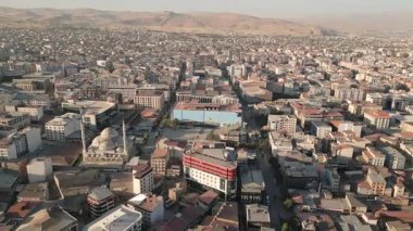 Van, Türkiye - 27 Ağustos 2025: Aerial view Van şehir merkezi. Vanmall alışveriş merkezi, Ulu Cami camisi, yoğun bloklar, sokaklar, tepeler ufuk çizgisi, Türkiye 'nin doğusu. Van bölgesi. Doğu Anadolu Bölgesi