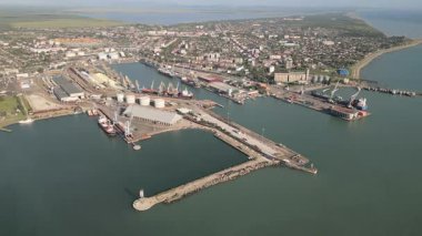 Hava panorama Poti şehri, Karadeniz limanı, konut blokları, karışık kullanım alanları, yollar ve parklar, liman bölgesi, yaz güneşi manzarası