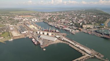 Poti, Gürcistan - 22 Ağustos 2025: Dalgakıran, vinç, depo, yakıt tankı, tren yolu, kıyı şeridi, açık deniz gemileri, Poti limanı gündüz lojistik merkezli havza