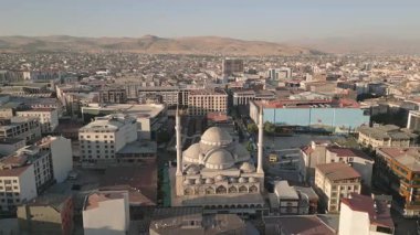 Van, Türkiye - 27 Ağustos 2025: Ulu Cami camisi, yoğun bloklar, tepeler, Doğu Anadolu kentsel silueti, seyahat simgesi.