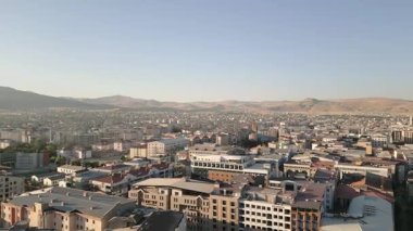 Van, Türkiye - 27 Ağustos 2025: Daireler, ticari bloklar, yeni projeler ve altyapı ile yoğun Van kentsel silueti, dağ zeminine karşı emlak büyümesi ve kentleşmeyi gösteriyor