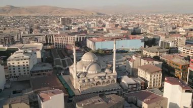 Van, Türkiye - 27 Ağustos 2025: Havadan dairesel manzara Van şehir merkezi. Vanmall alışveriş merkezi, Ulu Cami camisi, yoğun bloklar, sokaklar, tepeler ufuk çizgisi, Türkiye kenti. Van bölgesi. Doğu Anadolu Bölgesi