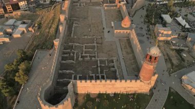 Erzurum, Türkiye - 20 Ağustos 2025: Erzurum Şatosu İçişleri: Taş surlar, kırmızı tuğlalı kule, avlu arkeolojik kalıntılar altın saatinde; Bizans kökenli daha sonra Seljuk - Osmanlı