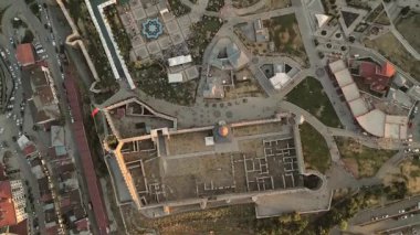 Erzurum, Türkiye - 20 Ağustos 2025: Halka açık Kale Parkı 'ndaki hava manzaralı ziyaretçiler konserin ve Erzurum kentinde Türk Kültür Rotası Festivali' nin keyfini çıkarıyor. Ulusal fiyat ve İslami kimlik kavramı