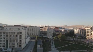 Van, Türkiye - 27 Ağustos 2025: Havadan yükselen manzara Yoğun Van kentsel silueti apartmanlar, ticari bloklar, yeni projeler ve altyapı, gayrimenkul büyümesi ve kentleşmesini gösteriyor