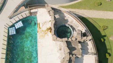 Batumi, Gürcistan - 7 Ağustos 2025: Havacılık manzaralı Batumi Gürcistan yunus arenası ve ustaları ile eğitimli yunuslar güneşli bir günde açık havada gösteri yapıyorlar.