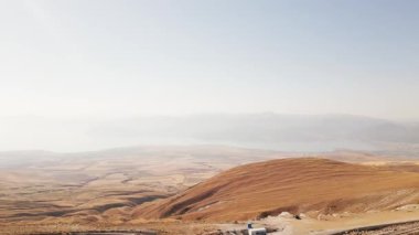 Türkiye 'nin doğusunda Van Gölü Havalimanı manzaralı, volkanik kökenli en büyük endorheik soda gölü. Türkiye 'nin Nemrut kraterine giriş noktasından itibaren en büyük gölü