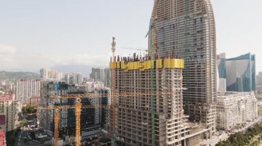 Batumi, Gürcistan - 19 Ağustos 2025: Aerial view Alliance Centropolis kompleks şantiyesi. Yeni gayrimenkul otelleri inşa ediyor. Batum şehri Karadeniz kıyısındaki lüks gelişmeler