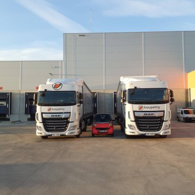 Otoparktaki DAF Kamyonları ve Akıllı Arabalar