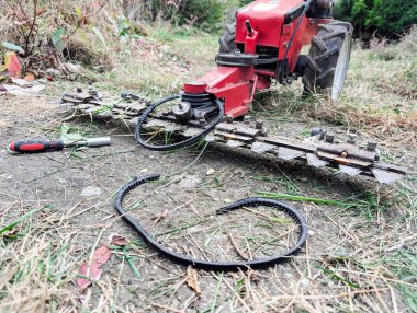 V-kemeri kırık uzun çimler için çim biçme makinesi. Evde bahçe işleri.